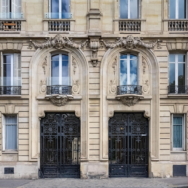 París dos puertas de madera antiguas