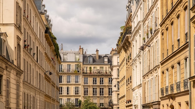 París, fachada y ventanas típicas