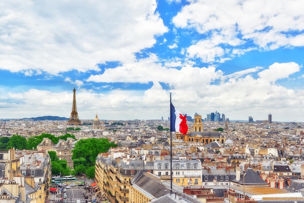 PARIS FRANÇA 05 DE JULHO DE 2016 Bela vista panorâmica de Paris do telhado do Panteão Vista da Torre Eiffel e bandeira da França