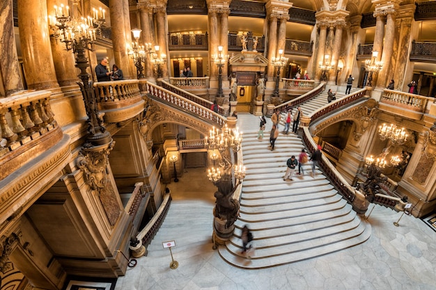 PARIS, FRANÇA - 3 DE MAIO DE 2016: pessoas tirando fotos na ópera paris