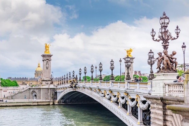 Paris frança 01 de julho de 2016 ponte de alexandre iii ponte 1896 sobre o rio sena