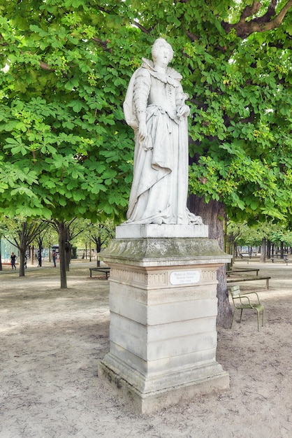 Paris frança 08 de julho de 2016 estátua de marie de medicis no parque de luxemburgo em paris um dos mais belos jardins de paris frança