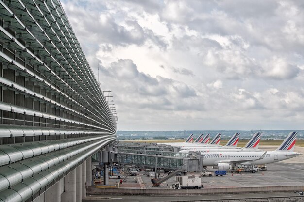 Foto paris, frança, 17 de junho de 2016 aterragem e carga de carga e passageiros no aeroporto de paris