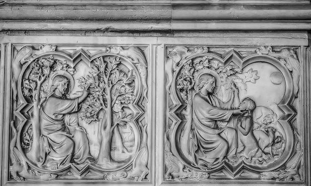 Paris França 24 de setembro de 2017 O papel de parede de mármore esculpido em preto e branco da Sainte Chapelle