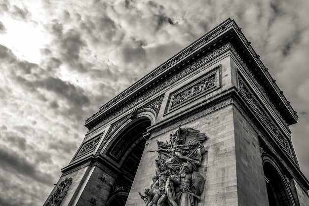 Paris França 25 de setembro de 2017 Os detalhes em preto e branco do Arco do Triunfo de Paris