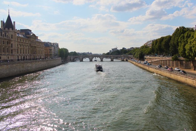 Paris França 26 de agosto de 2019 Turistas desfrutam de uma viagem de barco no rio Sena perto do Louvre