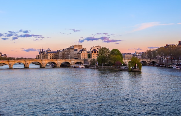 Paris, França, abril, a ponte mais antiga pont neuf sobre o rio Sena e edifícios históricos de Paris em