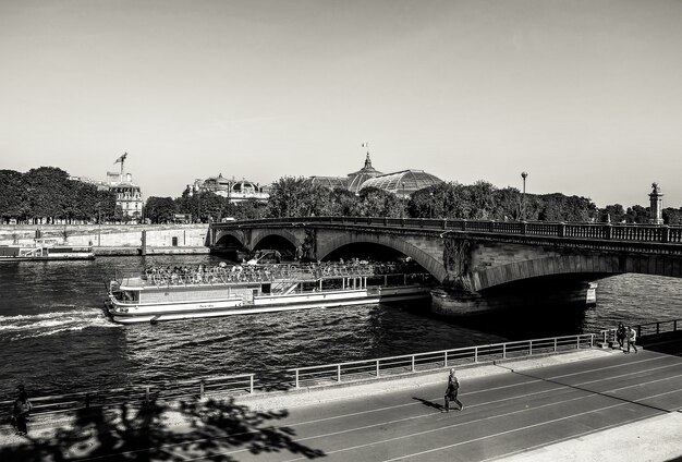 París Francia 24 de septiembre de 2017 El crucero en blanco y negro bajo el puente en el río Sena París