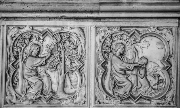 París Francia 24 de septiembre de 2017 El papel tapiz de mármol tallado en blanco y negro de Sainte Chapelle