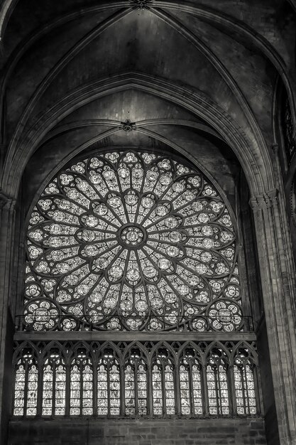 París Francia 24 de septiembre de 2017 Vidriera en blanco y negro en Notre Dame de París Francia