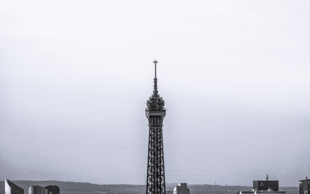 París Francia 25 de septiembre de 2017 La imagen de la parte en blanco y negro de la Torre Eiffel