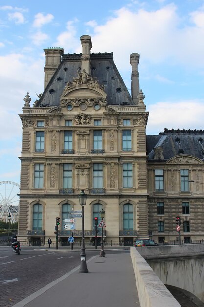 París Francia 26 de agosto de 2019 El edificio del Louvre y el Puente Real