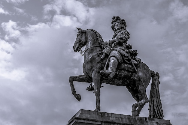 París Francia 26 de septiembre de 2017 estatua del rey Luis XIV en blanco y negro