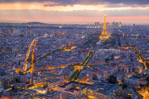 París, Francia-29 de abril de 2017: París ciudad noche paisaje urbano vista histórica para la visita de turistas en tiempo de crepúsculo en Francia.