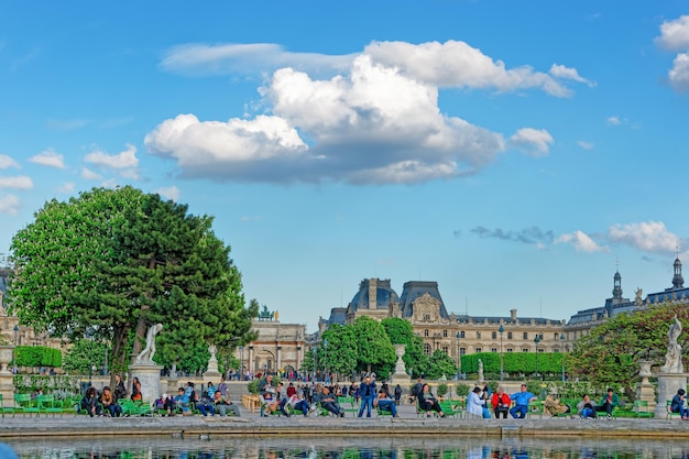 París, Francia - 3 de mayo de 2012: Gente que se relaja en el Palacio del Louvre y los Jardines de las Tullerías en París en Francia. Ahora es un museo.