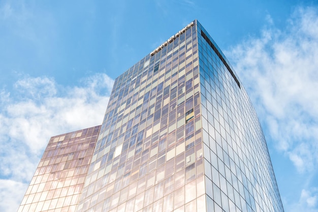 París, Francia - 30 de septiembre de 2017: Torres con acristalamiento de fachada de vidrio en el cielo azul en el distrito de la Defense, París, Francia. Arquitectura, estructura, diseño. Negocios, comercio, concepto futuro