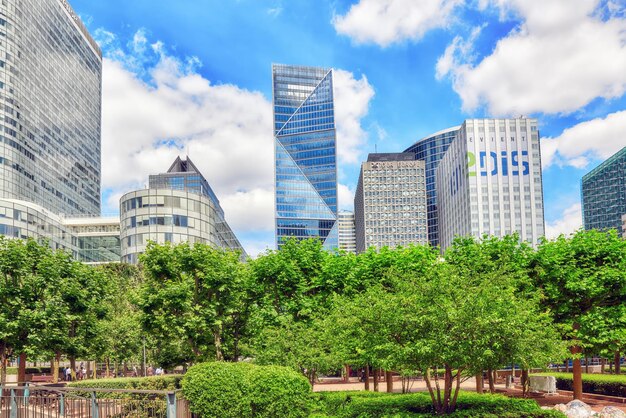 PARIS FRANKREICH 06. JULI 2016 Geschäftsviertel La Defense mit Geschäftsleuten im Straßenbereich des französischen Finanzzentrums Paris mit Wolkenkratzern und modernen Gebäuden