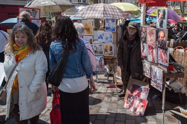 PARIS, FRANKREICH - 1. MAI 2016 - Künstler und Tourist in Montmartre