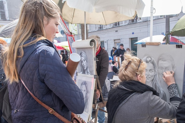 Foto paris, frankreich - 1. mai 2016 - künstler und tourist in montmartre