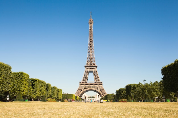 Paris, Frankreich - 19. Juni 2017: Ansicht des Eiffelturms, Ansicht von Champ de Mars am Morgen mit einem blauen Himmel im Hintergrund