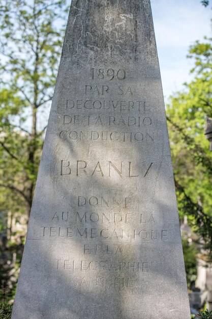 Foto paris, frankreich - 2. mai 2016: branly, erfinder des telegrafen, auf dem friedhof von pere-lachaise, gründer der homöopathie