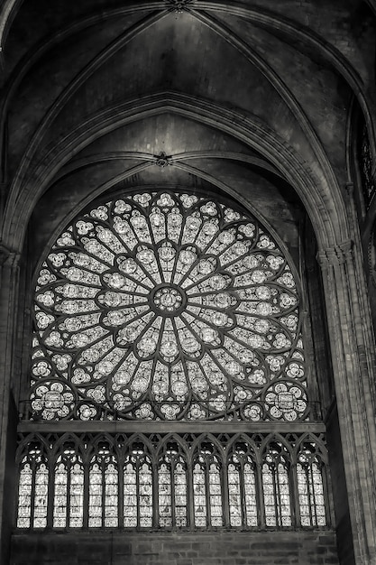 Paris Frankreich 24. September 2017 Schwarz-Weiß-Buntglasfenster in Notre Dame de Paris Frankreich