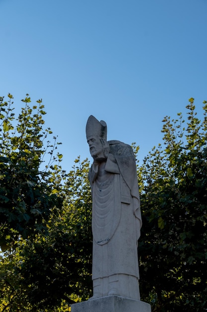 Paris Frankreich 27. August 2021 Statue von Saint Denis an der Place Suzanne Buisson