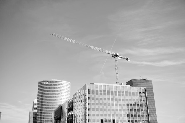 Paris Frankreich 29. September 2017 Baukran über Wolkenkratzern Hochbau in La Defense Moderne Architektur und Konstruktion Aussicht und Fortschritt Wachstum und Entwicklung