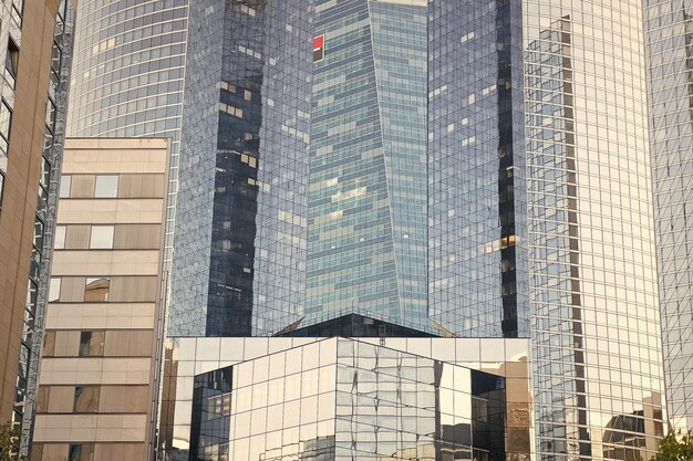 Paris Frankreich 29. September 2017 Glasfenster und Wände Glasfassade Wolkenkratzer La Defense Tower Gebäude Hochbau Architektur und Struktur Reflektierende Oberflächen Reflexion