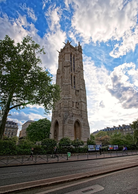 Paris, Frankreich - 3. Mai 2012: Saint-Jacques-Turm in der Rivoli-Straße im Zentrum von Paris in Frankreich. Menschen im Hintergrund