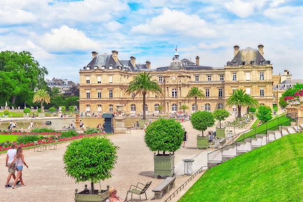 PARIS FRANKREICH 8. JULI 2016 Palais Luxembourg und Park in Paris mit Menschen der Jardin du Luxembourg einer der schönsten Gärten in Paris Frankreich