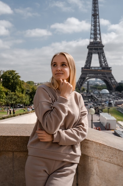 Paris Frankreich Junge hübsche blonde Frau lächelt auf dem Hintergrund des Eiffelturms