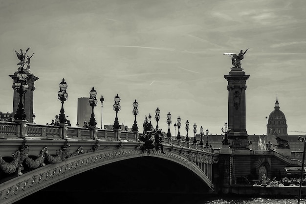 Paris Frankreich24. September 2017 Schwarz-Weiß Pont Alexandre III und Les Invalides