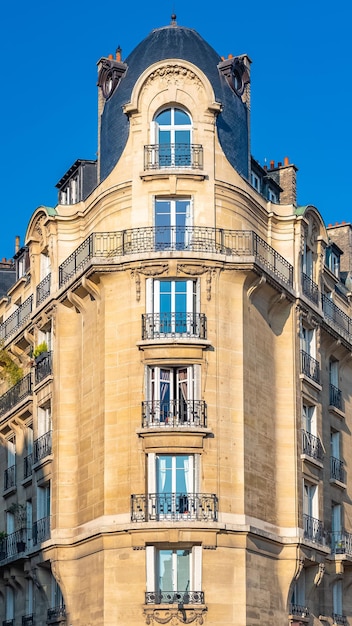 París hermoso edificio típica fachada parisina