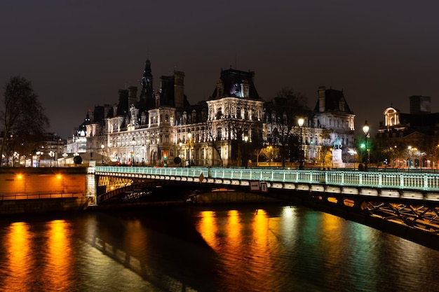 París nocturno, puente Akrol, reflejo de luces en el río Sena, paisaje urbano