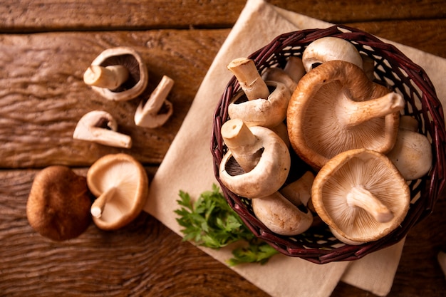 Paris oder Champignon und Shitake-Pilz