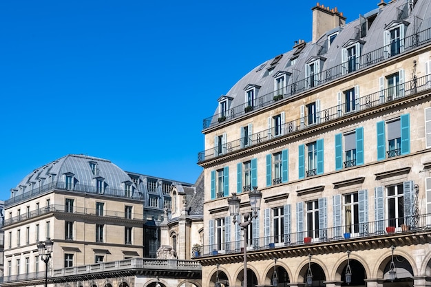 París, panorama de la calle de Rivoli, edificio típico, fachada parisina