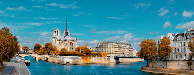 Paris, panorama sobre o rio Sena com a Catedral de Notre-Dame em Fal