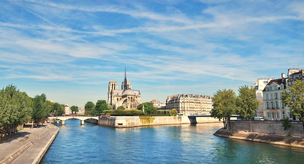 Paris, panorama sobre o rio sena com a catedral de notre-dame