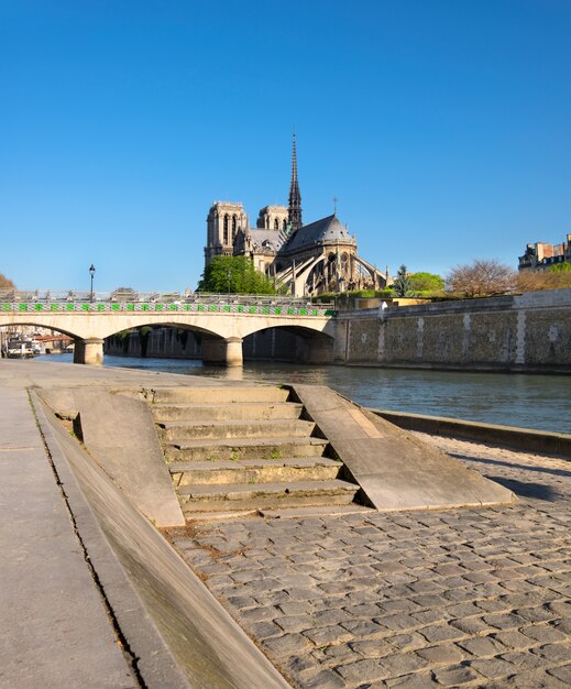 Paris, panorama sobre o rio sena em direção a catedral de notre-dame