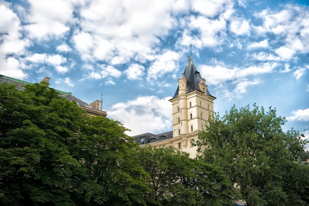 Paris Tower bei bewölktem Himmel Hoher schöner Turm Überbewertete Touristenattraktionen Gebäudeturm