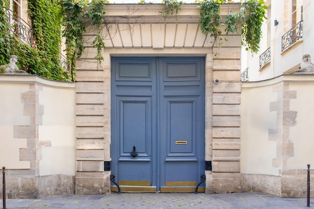 Paris, uma velha porta de madeira