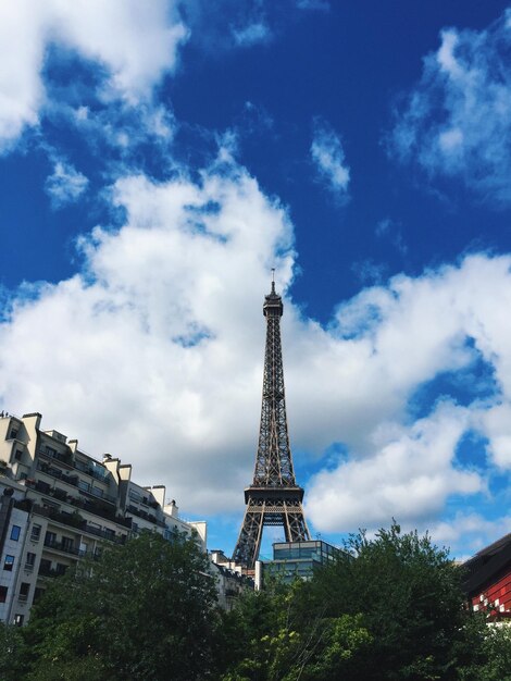 Foto pariser eiffelturm und umgebung an einem sonnigen tag