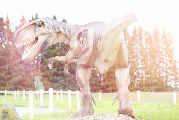 Park der Dinosaurier. Ein Dinosaurier auf dem Hintergrund der Natur. Spielzeugdinosaurier im Vergnügungspark.