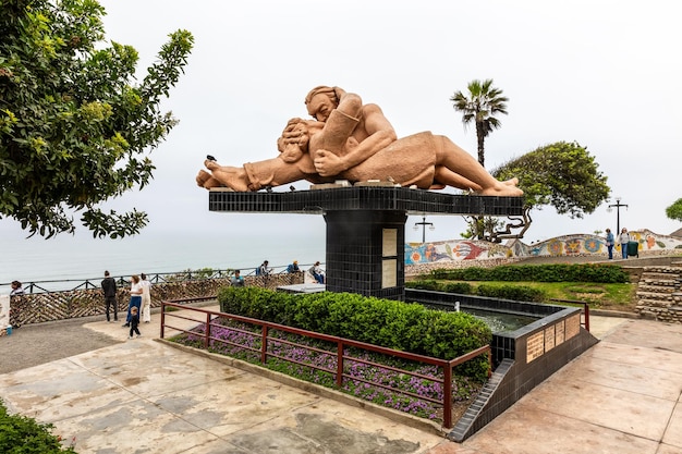 Foto park der liebe statue kuss des parque del amor in lima, peru.