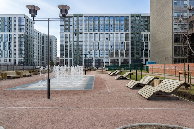 Foto park erholungsgebiet in einem wohngebiet vor dem hintergrund von häusern mit springbrunnen