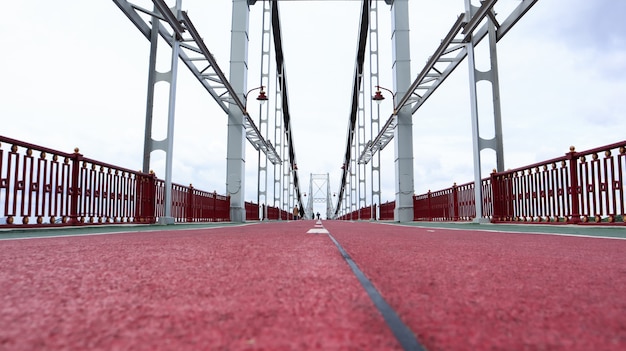 Foto park-fußgängerbrücke über den dnjepr, die den zentralen teil von kiew mit dem parkgebiet und den stränden der insel trukhanovy verbindet. ohne menschen.