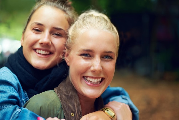 Foto park glücklich und porträt von frauen umarmung im freien auf urlaub urlaub und wochenende in der natur freunde lächeln und gesicht der menschen umarmen für bindung spaß und entspannen zusammen auf abenteuer reisen und reisen