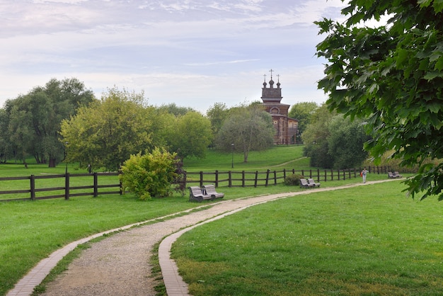 park kolomenskoe a trilha se afasta