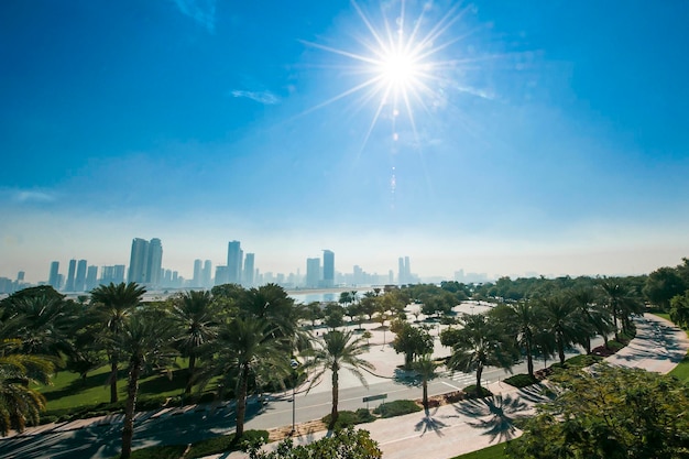 Park mit Blick auf die Stadt Vereinigte Arabische Emirate